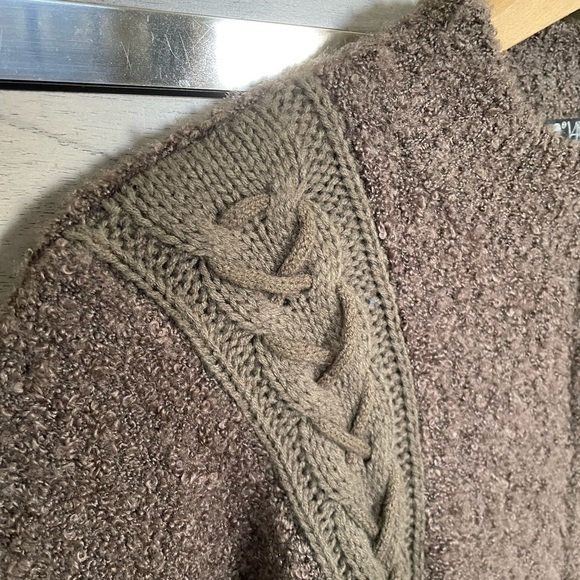 Alyafoi Sweater - Picture 6 of 16